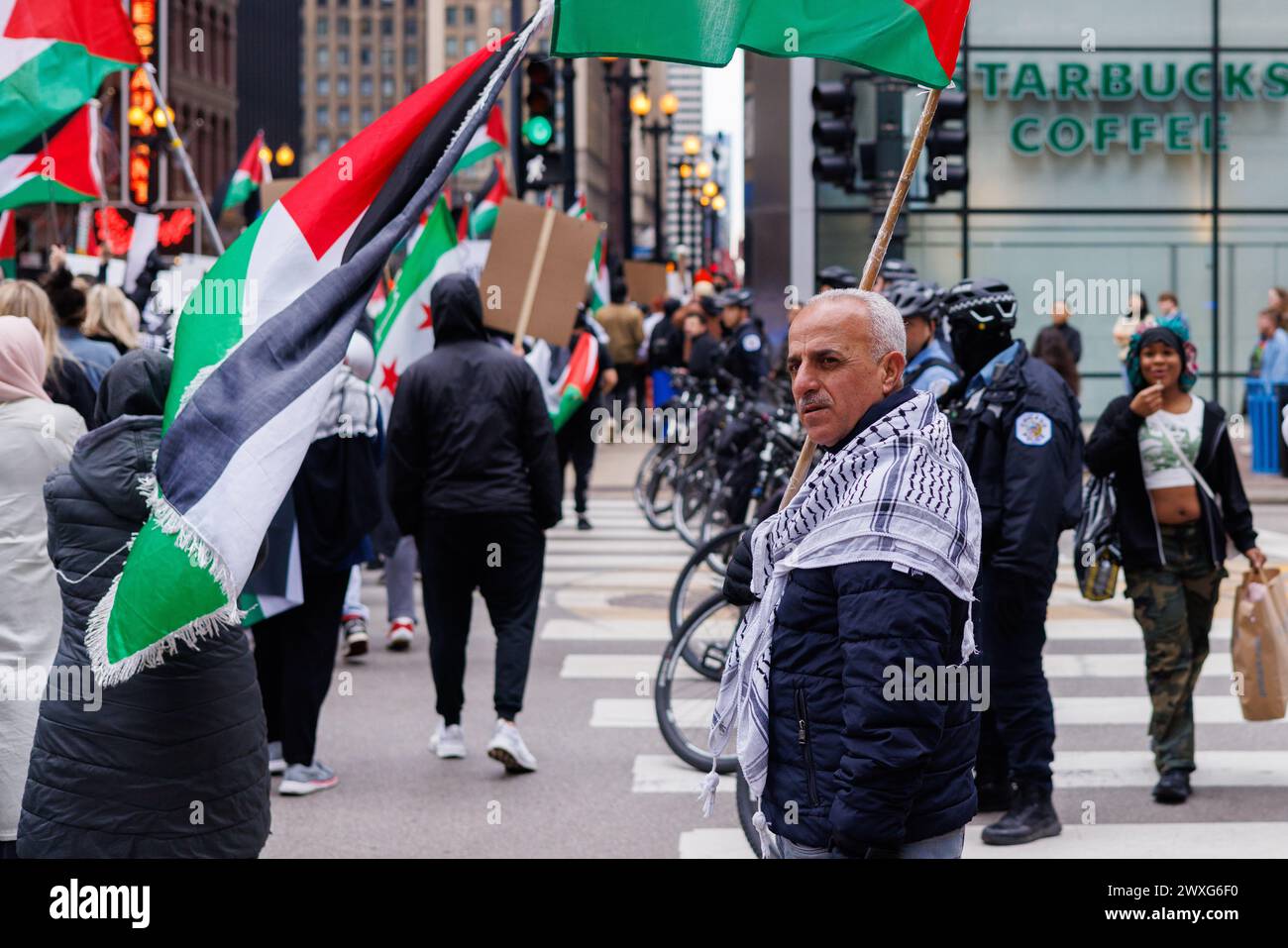 Chicago, États-Unis, 30 mars 2024, des manifestants pro-Palestine défilent dans les rues du centre-ville de Chicago pour protester contre l'occupation israélienne de Gaza et appeler au cessez-le-feu, David Jank/Alamy Live News Banque D'Images