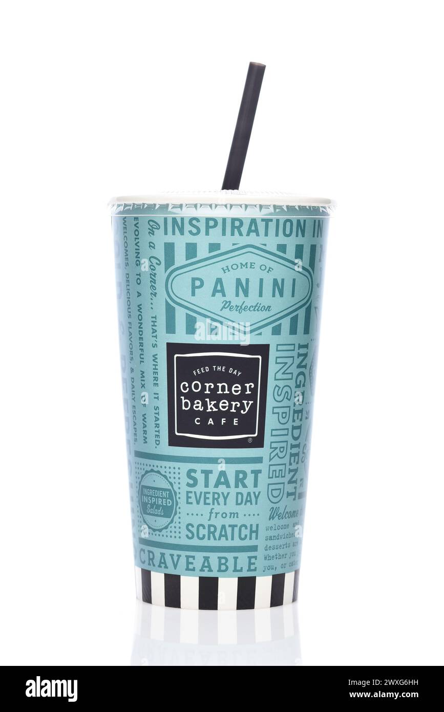 IRVINE, CALIFORNIE - 30 mars 2024 : une tasse de boisson de Corner Bakery Cafe, un restaurant américain spécialisé dans les pâtisseries, pains, plats de petit déjeuner, Gour Banque D'Images IRVINE, CALIFORNIE - 30 mars 2024 : une tasse de boisson de Corner Bakery Cafe, un restaurant américain spécialisé dans les pâtisseries, pains, plats de petit déjeuner, Gour Banque D'Images