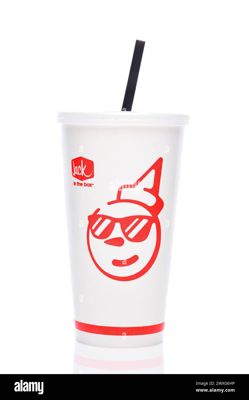 IRVINE, CALIFORNIE - 30 mars 2024 : un gobelet de boisson jetable du restaurant de restauration rapide Jack in the Box. Banque D'Images