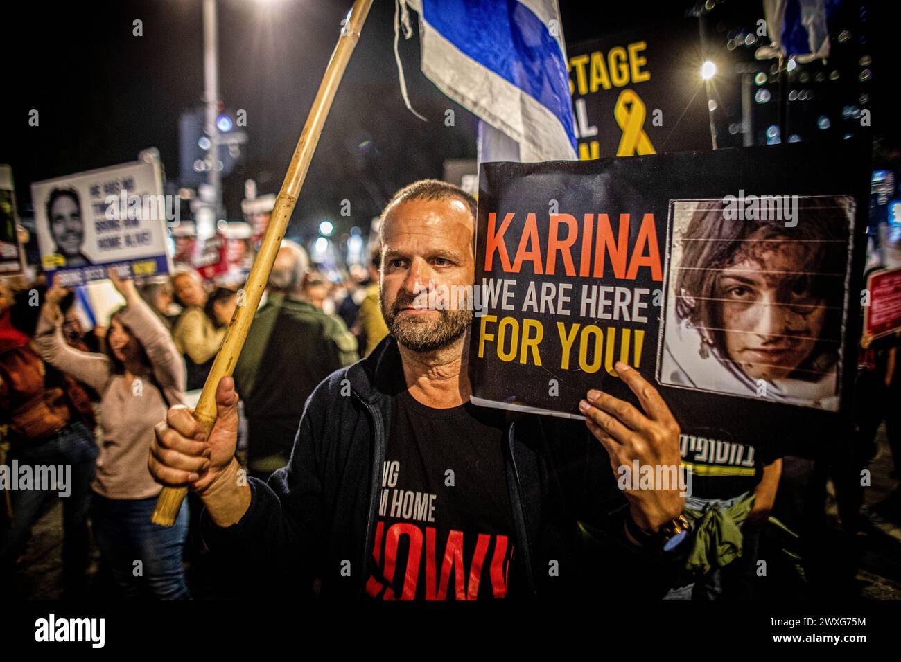 Tel Aviv, Israël. 30 mars 2024. Un manifestant tient une pancarte avec la photo de Karina Ariev, 19 ans, prise en otage par le Hamas à Gaza, lors d'une manifestation à tel Aviv le samedi 30 2024 mars. Samedi, des dizaines de milliers de personnes se sont rendues à travers Israël dans la plus grande manifestation depuis le 7 octobre contre le gouvernement actuel dirigé par le premier ministre Benjamin Netanyahu et ont exigé un accord d’otages avec le Hamas. Crédit : SOPA images Limited/Alamy Live News Banque D'Images Tel Aviv, Israël. 30 mars 2024. Un manifestant tient une pancarte avec la photo de Karina Ariev, 19 ans, prise en otage par le Hamas à Gaza, lors d'une manifestation à tel Aviv le samedi 30 2024 mars. Samedi, des dizaines de milliers de personnes se sont rendues à travers Israël dans la plus grande manifestation depuis le 7 octobre contre le gouvernement actuel dirigé par le premier ministre Benjamin Netanyahu et ont exigé un accord d’otages avec le Hamas. Crédit : SOPA images Limited/Alamy Live News Banque D'Images