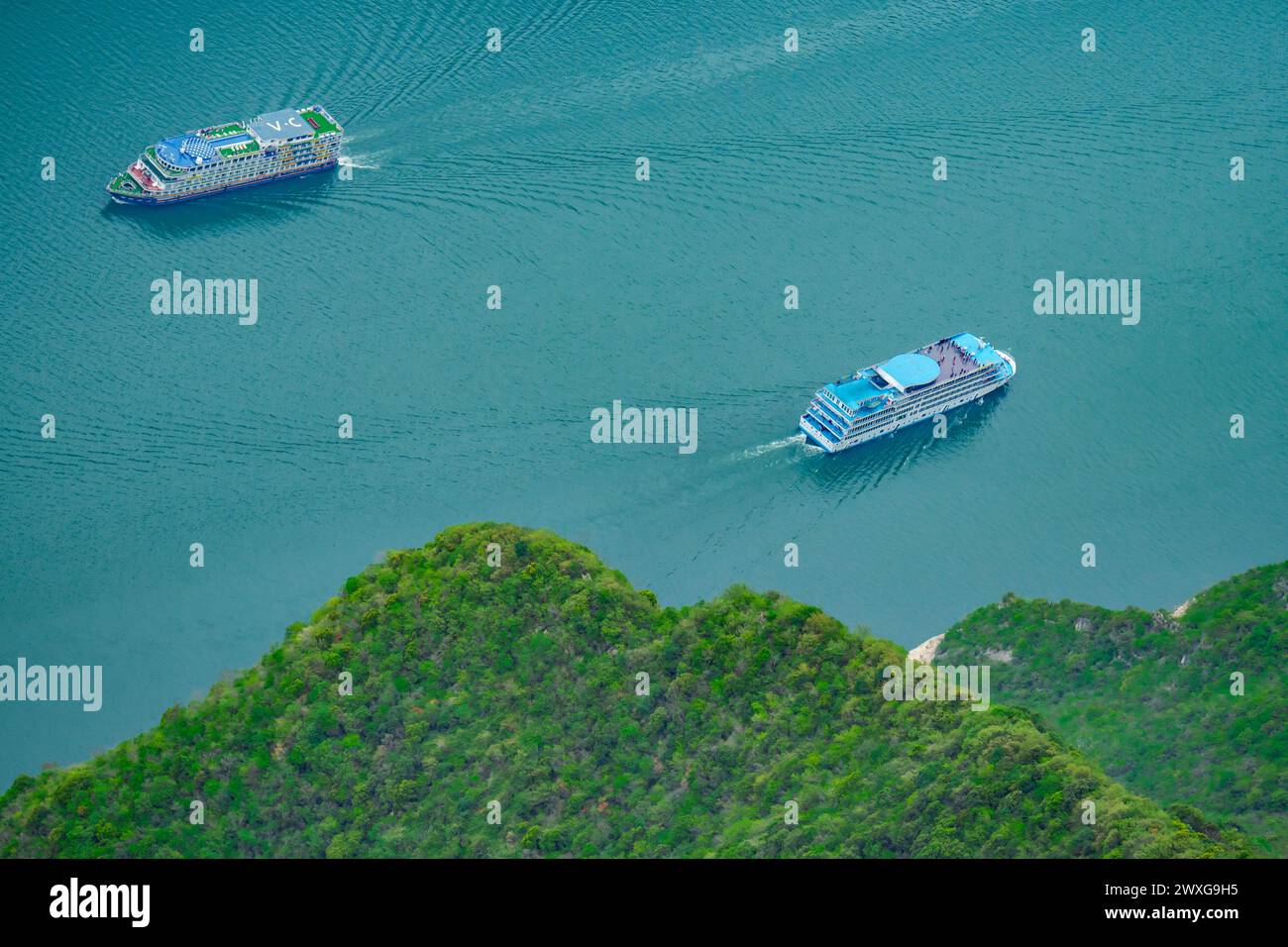 CHONGQING, CHINE - 30 MARS 2024 - les touristes apprécient le paysage des deux rives de la rivière Xia sur un bateau de croisière à la section Kui Men de Qutang gorge o Banque D'Images