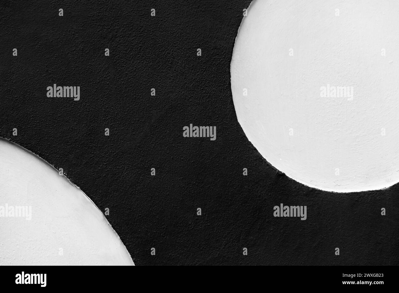 Blanc objets ronds Design détail décoration intérieure mur peinture noire motif lune arrière-plan extérieur cercle décor architecture moderne. Banque D'Images