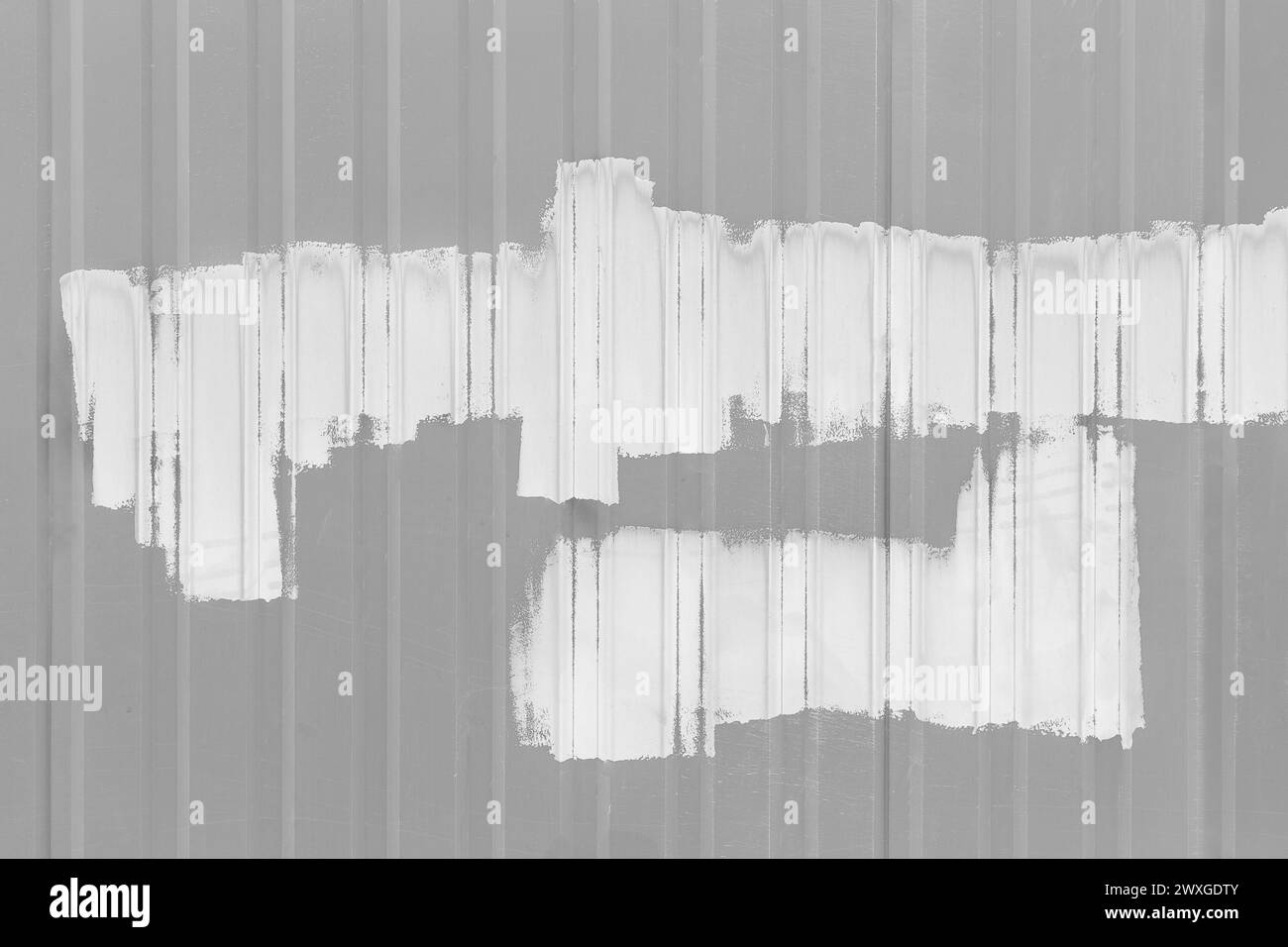 Pinceau coups de pinceau peinture blanche abstraite surface design métal gris clôture espace blanc fond vide modèle d'échantillon de lumière de modèle. Banque D'Images
