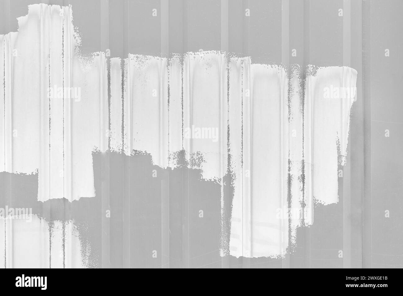 Pinceau coups de pinceau peinture blanche abstraite surface design métal gris clôture blanc fond de texte espace vide motif. Banque D'Images