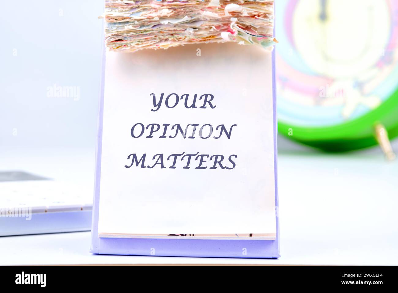 VOTRE OPINION COMPTE LA phrase écrite sur le calendrier de bureau Banque D'Images
