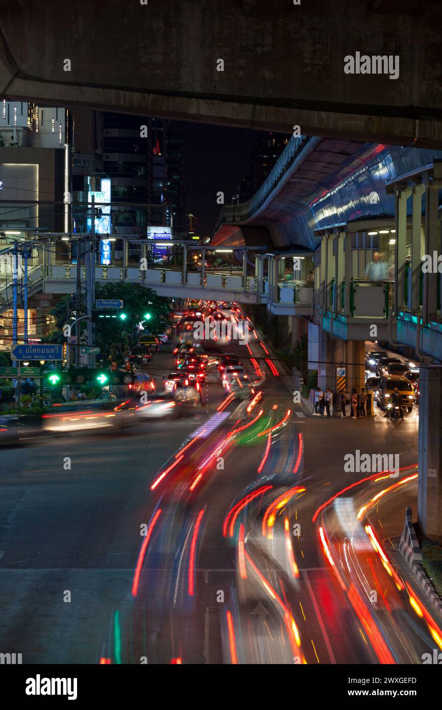 Bangkok, Thaïlande - 17 septembre 2013 : intersection de Sukhumvit Rd et Asoke Montri Rd la nuit. Banque D'Images