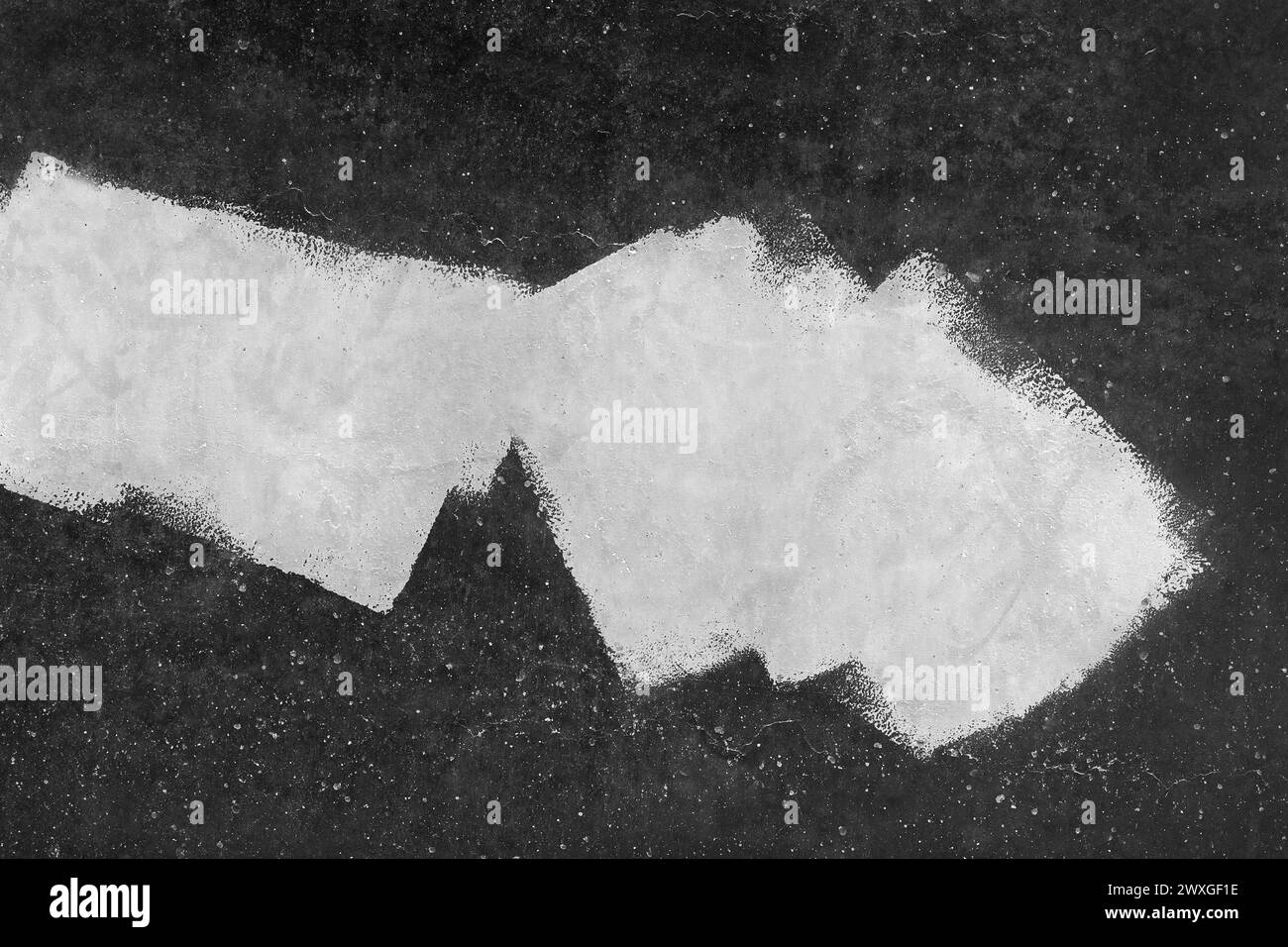 Pinceau léger coups de pinceau abstrait conception de mur espace vide pour le texte vide béton noir fond noir motif blanc. Banque D'Images