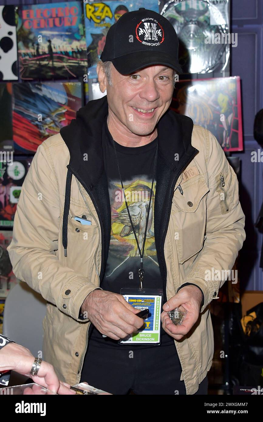 Bruce Dickinson von Iron Maiden auf der WonderCon 2024 im Anaheim Convention Center. Anaheim, 30.03.2024 *** Bruce Dickinson de Iron Maiden à la WonderCon 2024 au Anaheim Convention Center Anaheim, 30 03 2024 Foto:xD.xStarbuckx/xFuturexImagex wondercon 4441 Banque D'Images