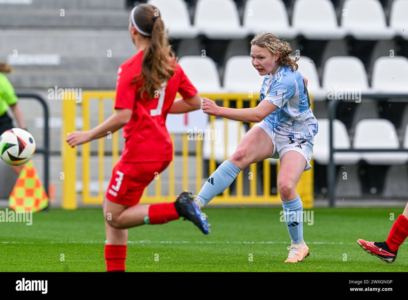 Tubize, Belgique. 30 mars 2024. EVA Vandevelde (19 ans) de Belgique marque 2-0 et la Belgique peut célébrer lors d'un match amical de football féminin entre l'équipe nationale féminine de moins de 15 ans de Belgique et l'équipe féminine de moins de 16 ans de Luxembourg le samedi 30 mars 2024 à Tubize, Belgique . Crédit : Sportpix/Alamy Live News Banque D'Images