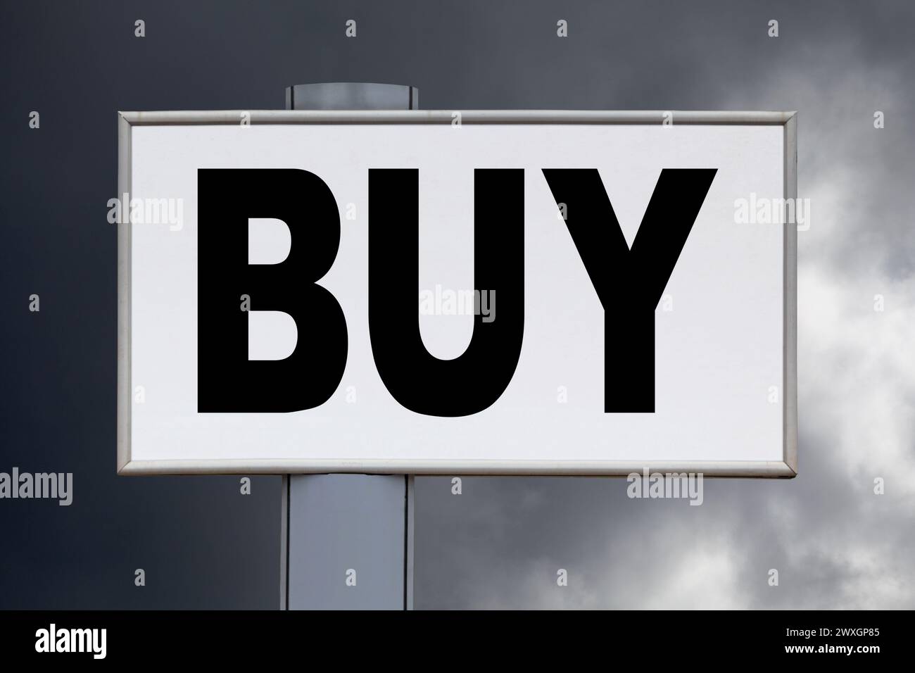 Gros plan sur un panneau d'affichage blanc contre un ciel bleu nuageux avec le message « acheter » écrit au milieu. Banque D'Images Gros plan sur un panneau d'affichage blanc contre un ciel bleu nuageux avec le message « acheter » écrit au milieu. Banque D'Images