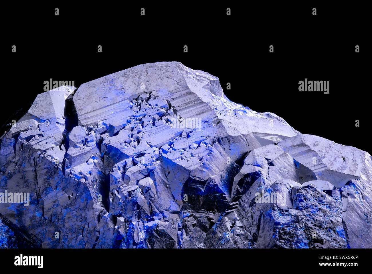 photographie de cristal d'azurite isolée sur fond noir. De la mine Milpillas, Municipio de Cananea, Sonora, Mexique. gros plan brut non poli Banque D'Images