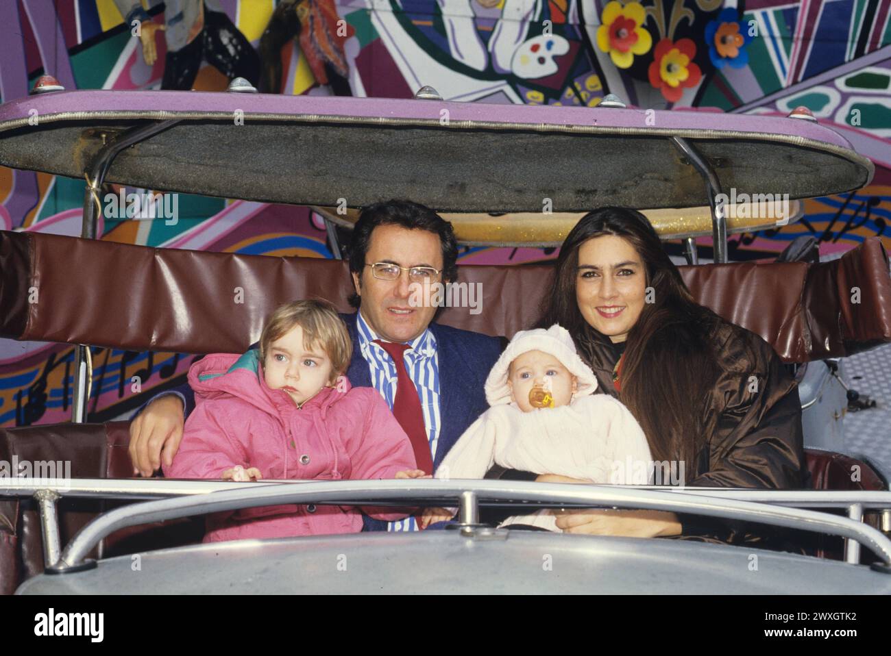 Al Bano Albano Carrisi und Romina Power mit Kindern Cristel und Romina BEI einem Fototermin auf dem Hamburger Dom Jahrmarkt, Kirmes à Hambourg, novembre 1987 *** Al Bano Albano Carrisi et Romina Power avec les enfants Cristel et Romina lors d'une séance photo à la foire de la cathédrale de Hambourg, parc des expositions de Hambourg, novembre 1987 Banque D'Images