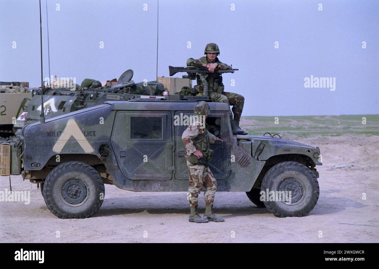 26 mars 1991 police militaire de l'armée américaine avec leur Humvee au dernier point de contrôle américain, à quelques kilomètres au sud de Nasiriyah dans le sud de l'Irak. Banque D'Images