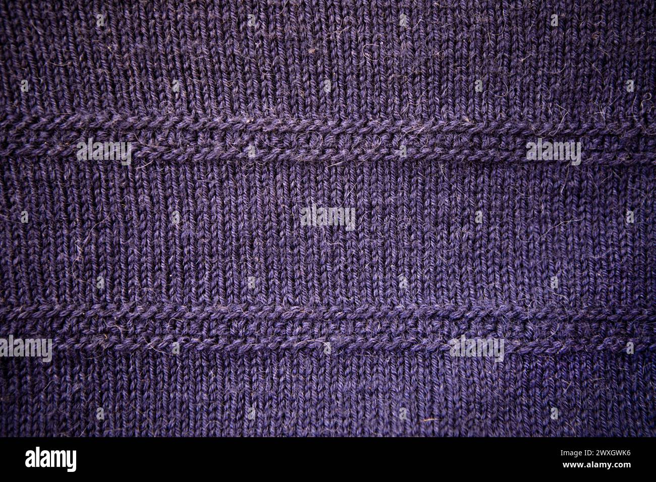 Fond de texture de laine à tricoter bleu foncé fait à la main. Banque D'Images