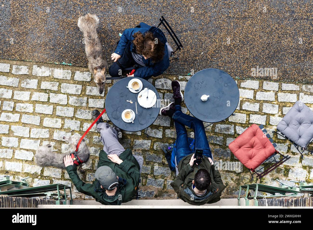 Les gens appréciant le coffret al frecso au Ragged School Cafe, chemin de halage Regents canal, Londres, Angleterre Banque D'Images