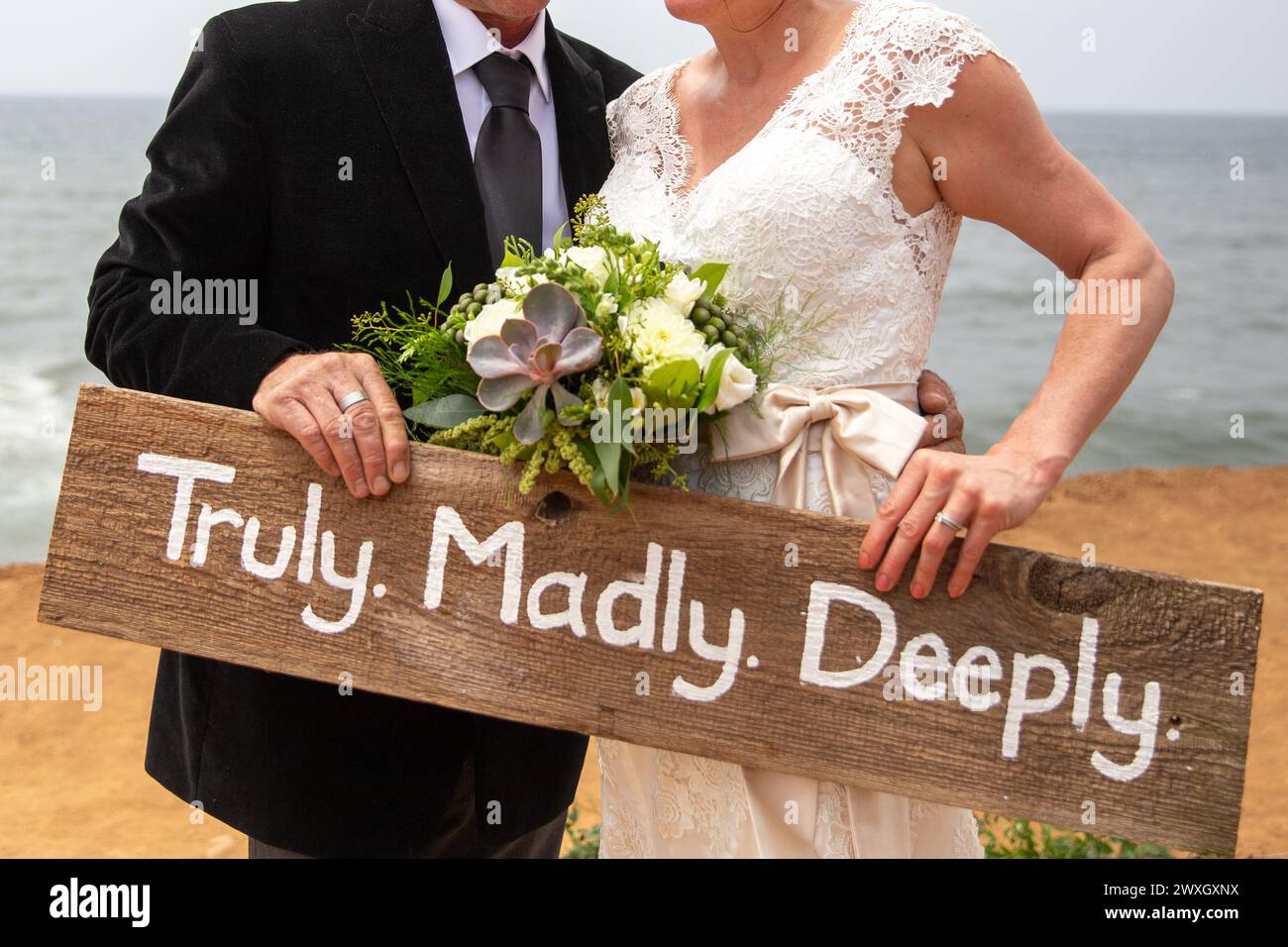 Signe peint à la main pour les nouveaux mariés Banque D'Images