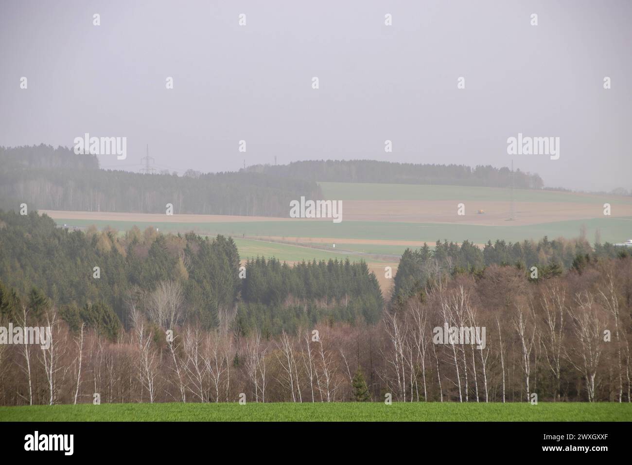 240330Saraha News ID : en 2024-03-30 Dichter Sarahastaub über Deutschland - Zwönitz eingetrübt Zwönitz. Wer heute aus dem Haus Ging, Hat es sicherlich gemerkt. Die Sicht ist eingetrübt. Durch starke Höhenwinde aus südlichen Richtungen gelangt derzeit Luft aus Afrika nach Deutschland. Da die Höhenwinde stark ausgeprägt sind, gelangt somit auch Sarahastaub über den Mittelmeerraum und den Alpen, nach Deutschland. Die schlechte bzw. eingetrübte Sicht kommt deshalb durch feine Sandpartikel. Autofahrer sollten ihr Auto deshalb an diesem Samstag nicht waschen, da der feine Sand in der Luft wie Sandpap Banque D'Images