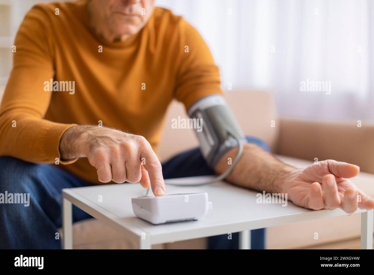Homme mesurant la pression artérielle avec un moniteur numérique Banque D'Images
