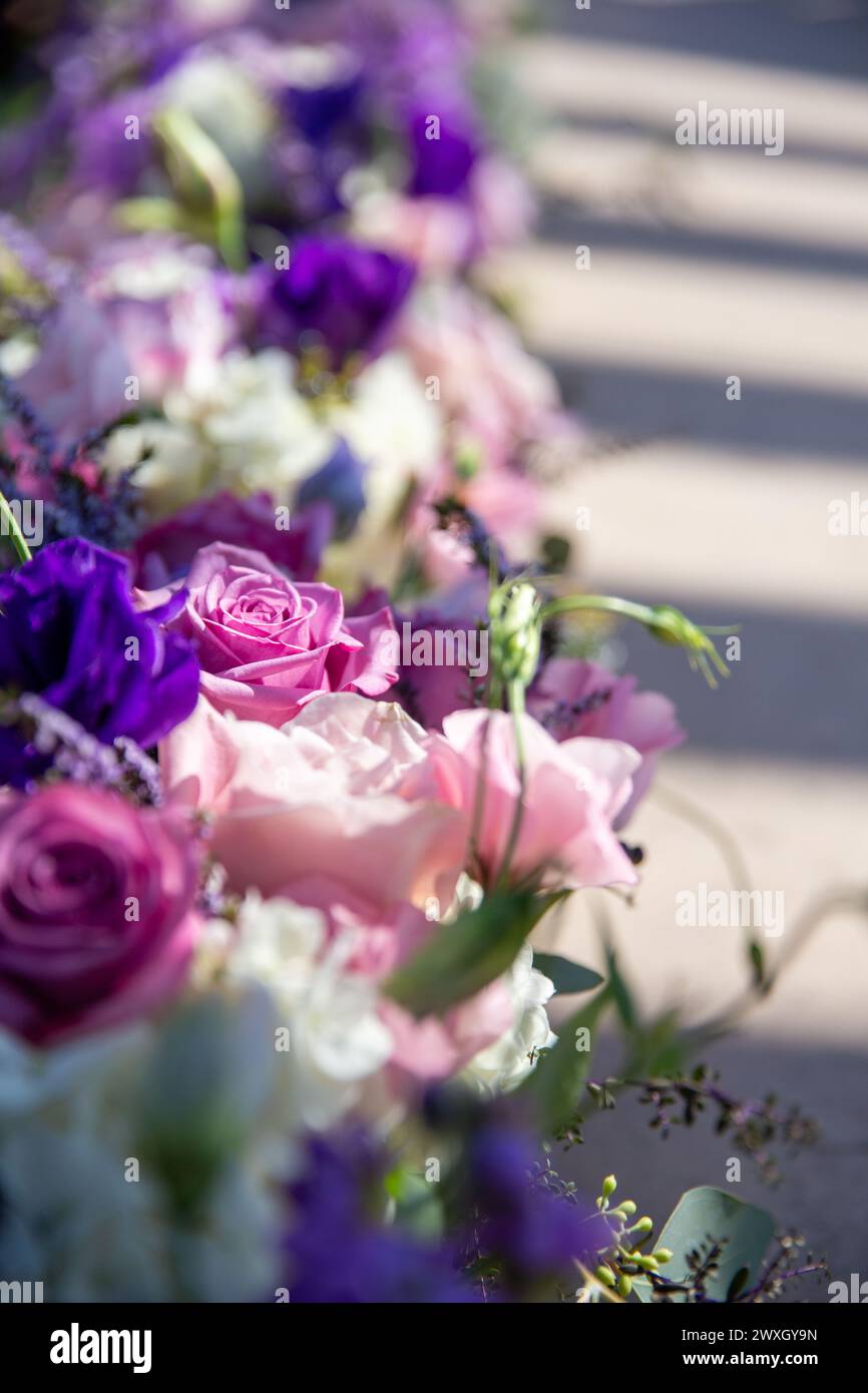 Fleurs d'allée de mariage attachées aux chaises Banque D'Images