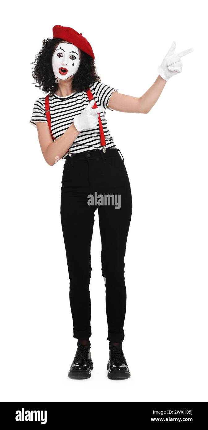 Mime drôle avec béret posant sur fond blanc Banque D'Images