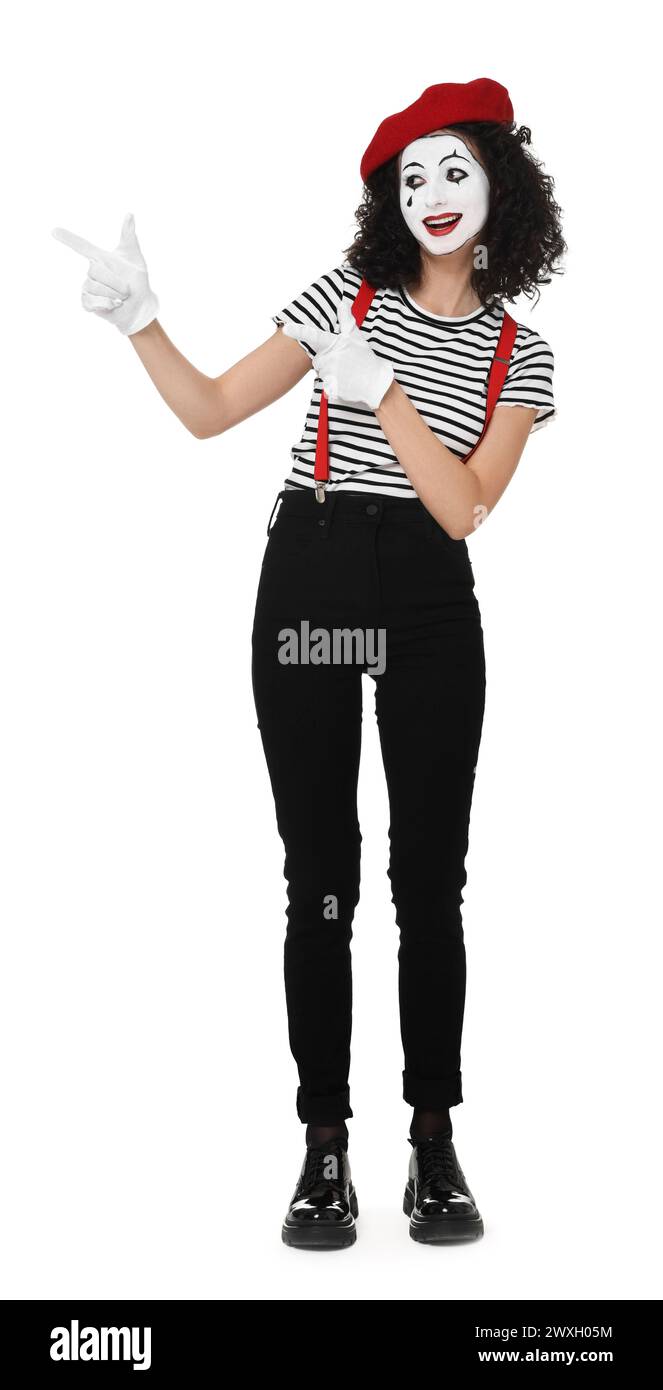 Mime drôle avec béret posant sur fond blanc Banque D'Images