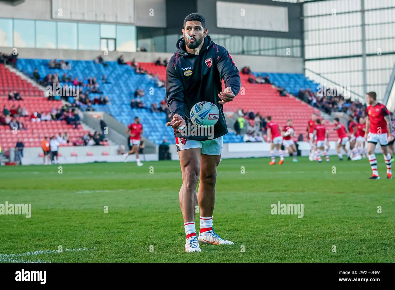 Salford, Manchester, Royaume-Uni. 30 mars 2024. Super League Rugby : Salford Red Devils vs Leigh Leopards au Salford Community Stadium. NENE MACDONALD s'échauffe avant le match, passant le ballon avec son coéquipier. Crédit James Giblin/Alamy Live News. Banque D'Images