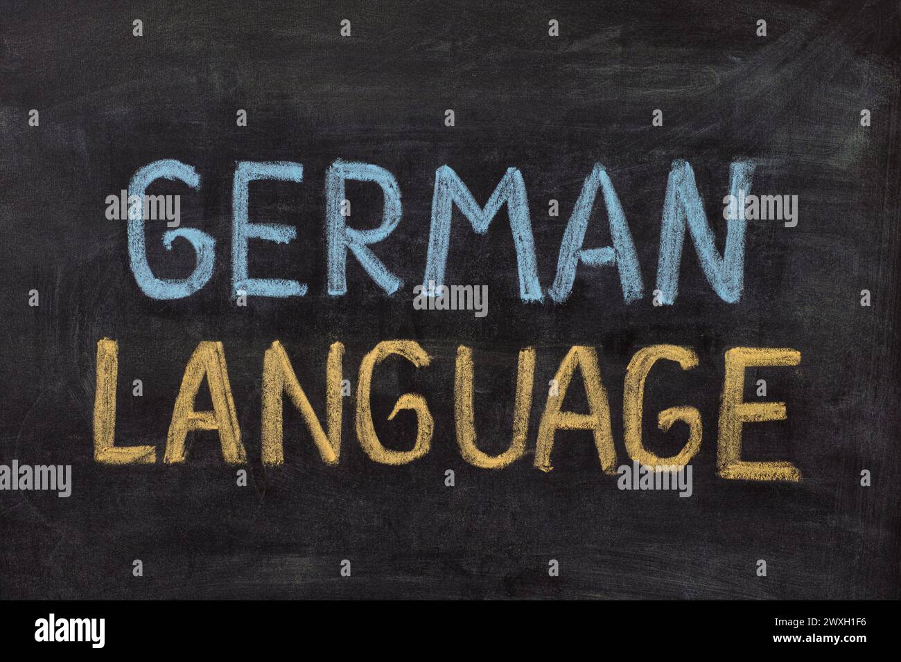 Les mots langue allemande écrits à la main avec de la craie sur un tableau noir. Banque D'Images