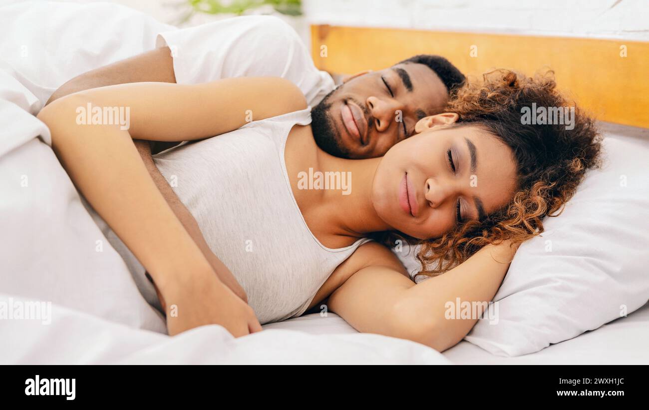Couple câlin paisiblement dans leur sommeil au lit Banque D'Images