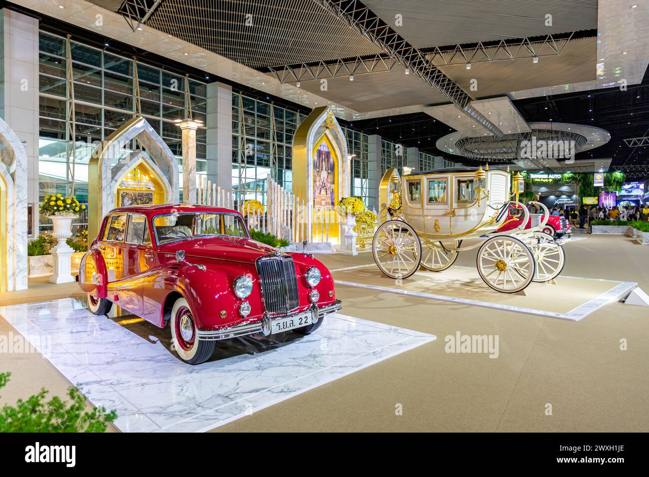 Nonthaburi, Thaïlande - 30 mars 2024 : le roi de Thaïlande exposition automobile devant l'entrée du salon international de l'automobile de Bangkok Banque D'Images