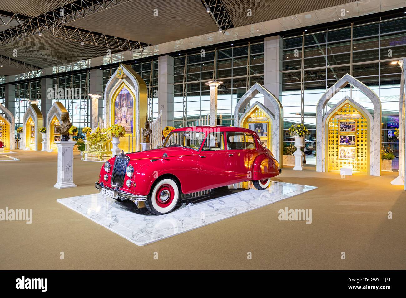 Nonthaburi, Thaïlande - 30 mars 2024 : le roi de Thaïlande exposition automobile devant l'entrée du salon international de l'automobile de Bangkok Banque D'Images