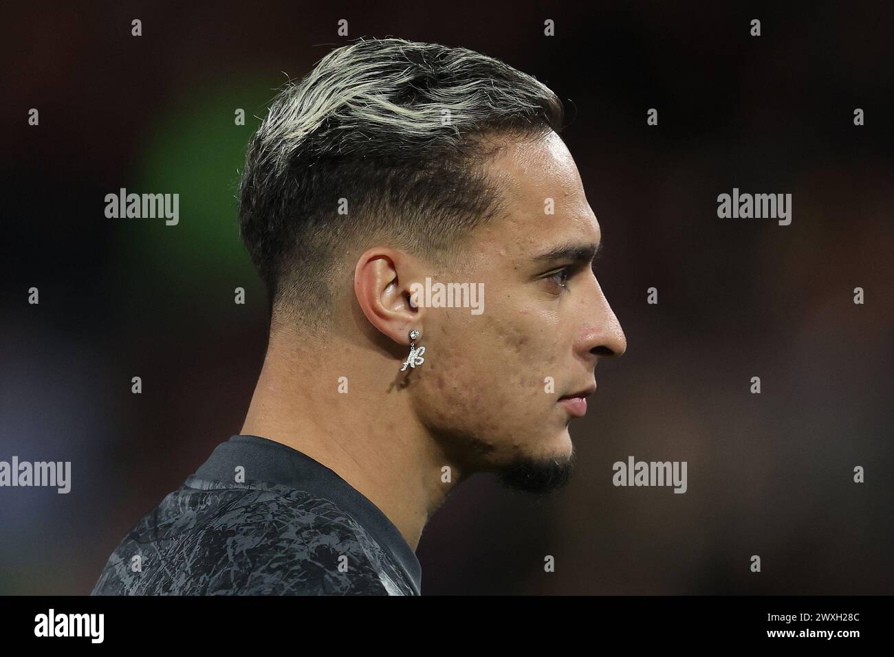 Londres, Royaume-Uni. 30 mars 2024. Une vue montrant le tatouage et la boucle d'oreille d'Antony de Manchester United pendant l'échauffement avant le match de premier League au Gtech Community Stadium, Londres. Le crédit photo devrait se lire : Paul Terry/Sportimage crédit : Sportimage Ltd/Alamy Live News Banque D'Images