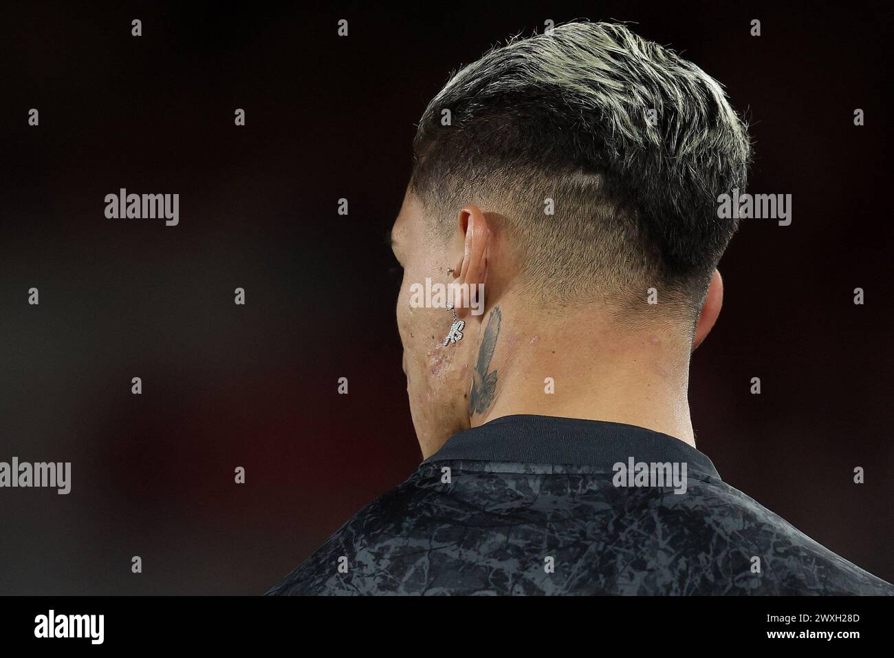 Londres, Royaume-Uni. 30 mars 2024. Une vue montrant le tatouage et la boucle d'oreille d'Antony de Manchester United pendant l'échauffement avant le match de premier League au Gtech Community Stadium, Londres. Le crédit photo devrait se lire : Paul Terry/Sportimage crédit : Sportimage Ltd/Alamy Live News Banque D'Images