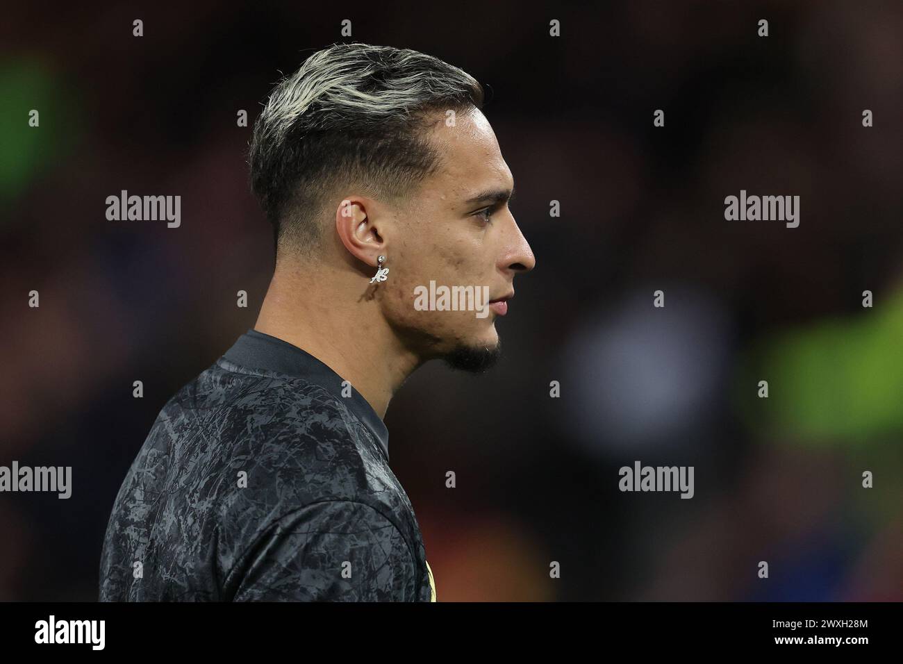 Londres, Royaume-Uni. 30 mars 2024. Une vue montrant le tatouage et la boucle d'oreille d'Antony de Manchester United pendant l'échauffement avant le match de premier League au Gtech Community Stadium, Londres. Le crédit photo devrait se lire : Paul Terry/Sportimage crédit : Sportimage Ltd/Alamy Live News Banque D'Images