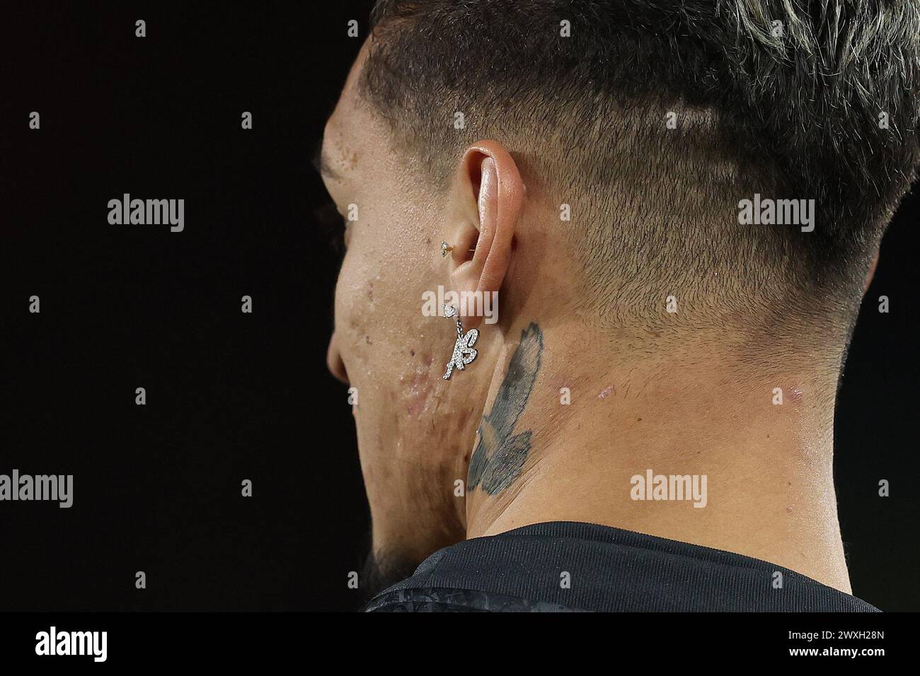 Londres, Royaume-Uni. 30 mars 2024. Une vue montrant le tatouage et la boucle d'oreille d'Antony de Manchester United pendant l'échauffement avant le match de premier League au Gtech Community Stadium, Londres. Le crédit photo devrait se lire : Paul Terry/Sportimage crédit : Sportimage Ltd/Alamy Live News Banque D'Images