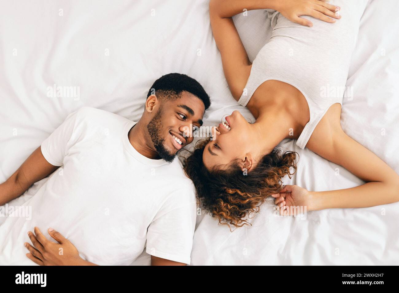 Moment intime de couple d'en haut dans le lit Banque D'Images