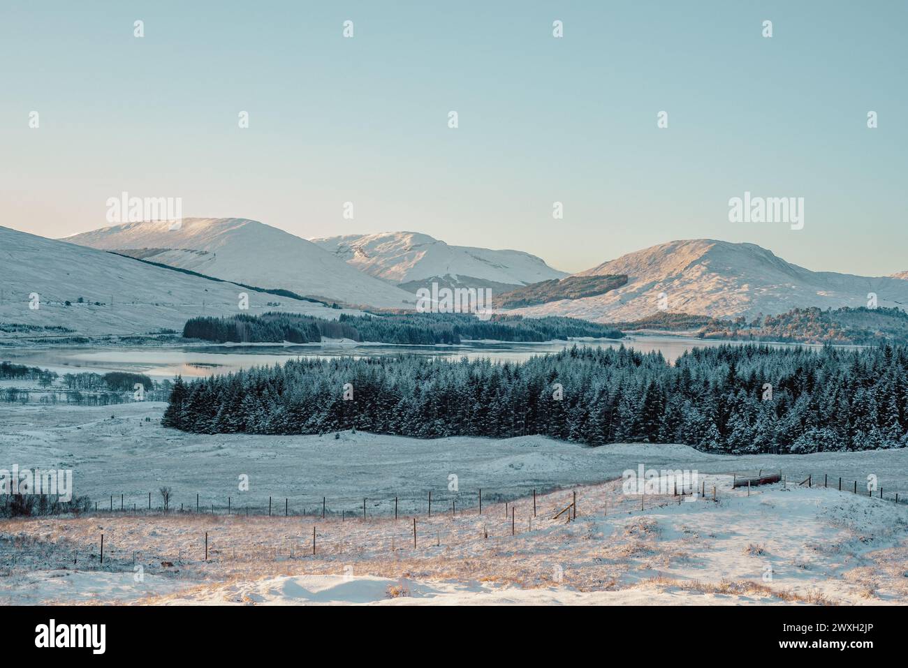 Loch Tulla et montagnes enneigées dans les hauts plateaux écossais, depuis un point de vue sur l'A82 Banque D'Images