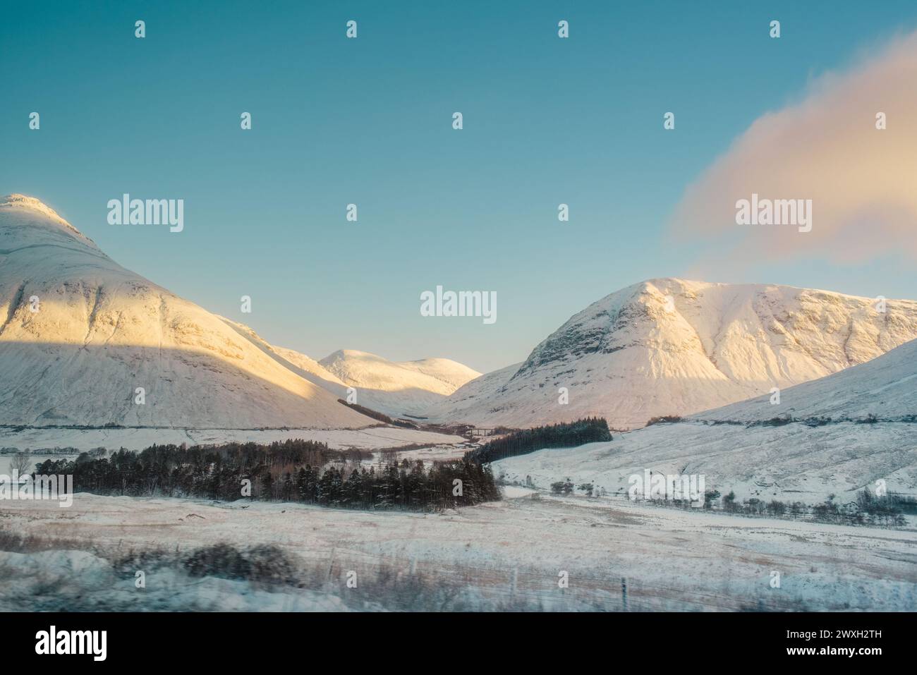 Montagnes le long de la West Highland Way en Écosse, couvertes de neige, dont Beinn Dorain (à droite) et Beinn a' Chaisteil (à gauche) Banque D'Images