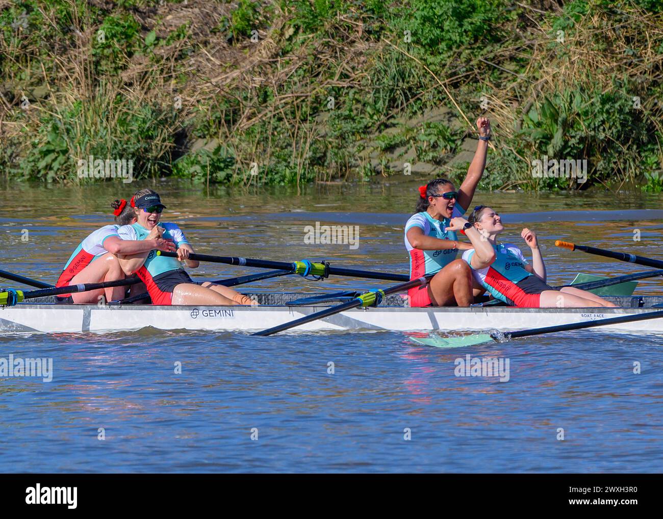 Samedi 30 mars 2024 Oxford/Cambridge Boat Race. L'équipe féminine de Cambridge célébrant après avoir remporté la 78e course de bateau féminine Gemini. Banque D'Images