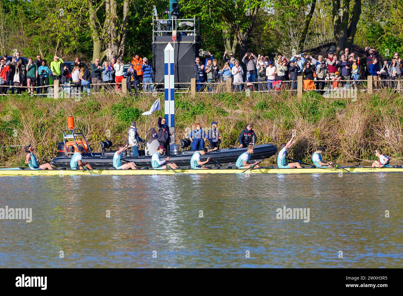 Samedi 30 mars 2024 Oxford/Cambridge Boat Race. L'équipe masculine de Cambridge franchit la ligne d'arrivée pour remporter la 169e Gemini Men's Boat Race Banque D'Images