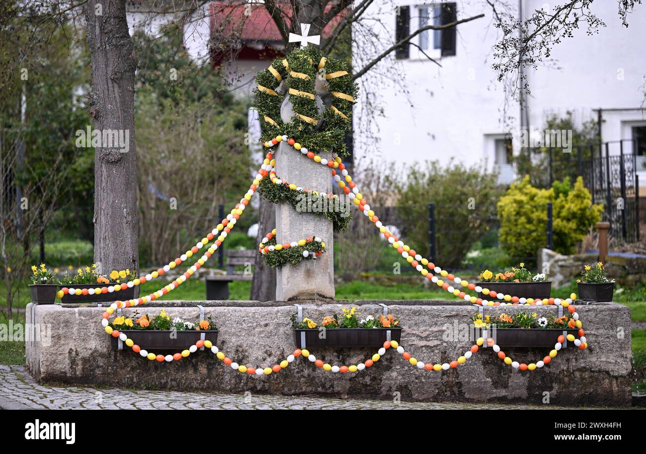 Rottenburg - Wurmlingen Kreis Tuebingen 30.03.2024 AM Palmsonntagwochenende verwandelt sich der Dorfbrunnen in einen sogenannten Osterbrunnen. *** Rottenburg Wurmlingen Kreis Tuebingen 30 03 2024 le week-end du dimanche des Rameaux, la fontaine du village est transformée en fontaine de Pâques ULMER Banque D'Images