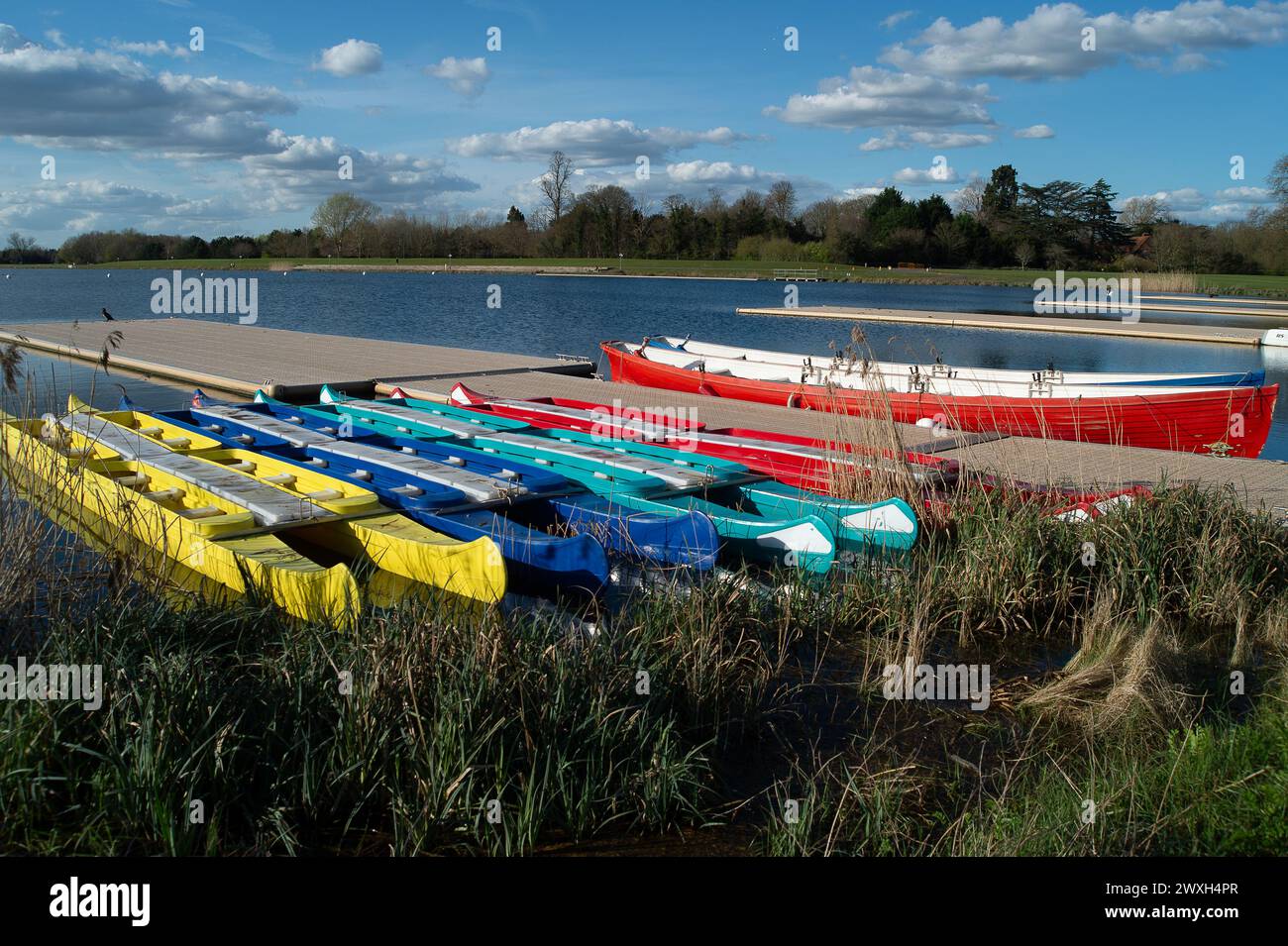 Dorney, Buckinghamshire, Royaume-Uni. 30 mars 2024. Bateaux-dragons amarrés sur le lac Dorney. C'était une belle journée ensoleillée aujourd'hui à Dorney Lake dans le Buckinghamshire. Dorney Lake est utilisé par les garçons d'Eton College pour l'aviron, mais il a également accueilli les Jeux olympiques en 2012. Crédit : Maureen McLean/Alamy Live News Banque D'Images