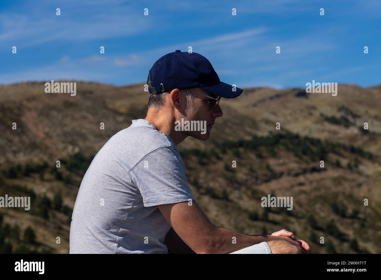 Homme regardant les vues depuis le sommet d'une montagne Banque D'Images