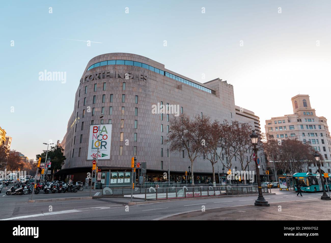 Barcelone, Espagne - 10 février 2022: Bâtiments et personnes en mouvement à la place de Catalogne, la Placa de Catalunya à Barcelone, Espagne. Banque D'Images