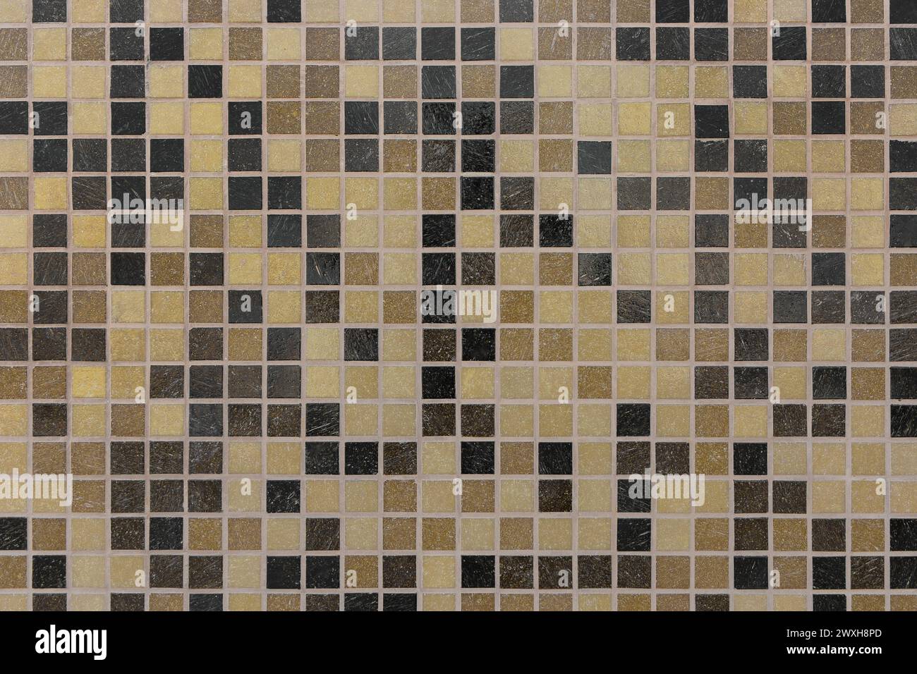 Mosaïque carrelage en céramique noir et moutarde couleur abstrait motif de bain toilette texture fond. Banque D'Images