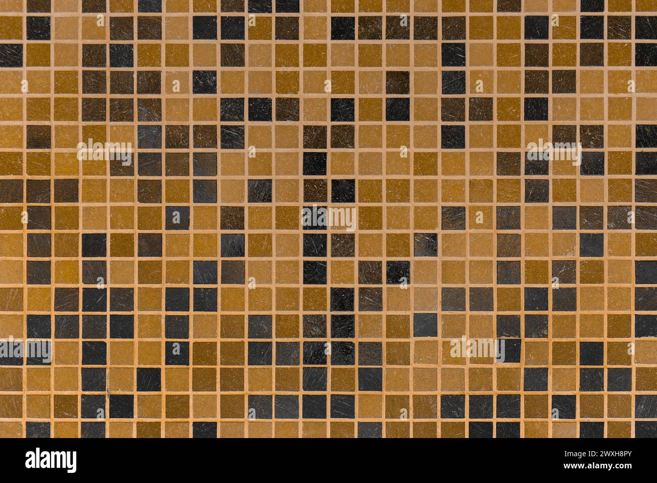 Mosaïque carrelage en céramique carrée couleur noir brun motif de bain abstrait motif de toilette texture fond. Banque D'Images