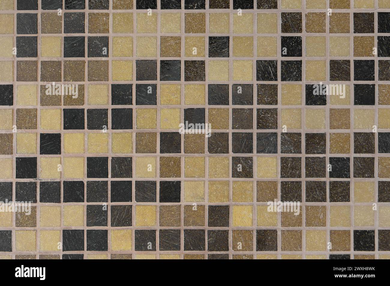 Mosaïque carrelage en céramique noir moutarde couleur abstrait motif de bain toilette texture fond de salle de bain. Banque D'Images