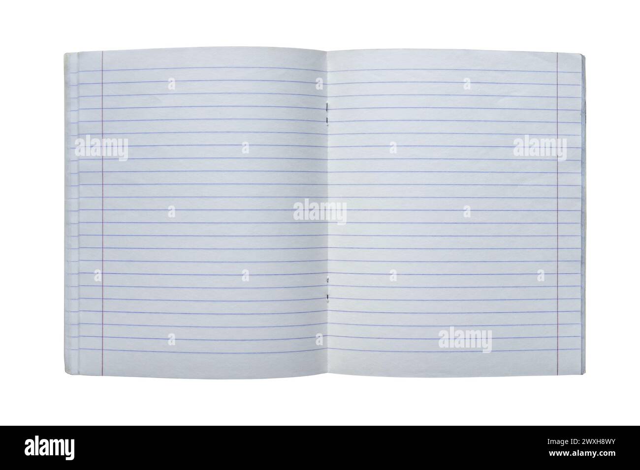 Copybook ligné ouvert avec des pages vierges, parfait pour le contenu personnalisé. Étalement de cahier ligné vierge avec marges rouges isolé sur blanc. Banque D'Images