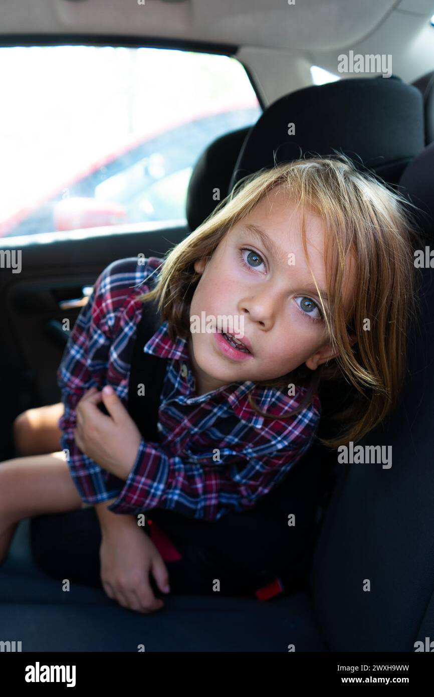 Enfant assis dans le siège auto vu de près Banque D'Images