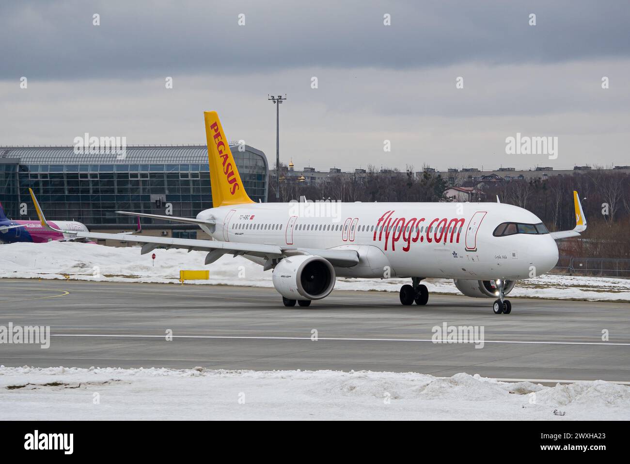 Pegasus Airlines Airbus A321 NEO de la compagnie aérienne turque low-cost Pegasus Airlines au volant pour décoller de Lviv pour un vol à destination d'Istanbul Banque D'Images