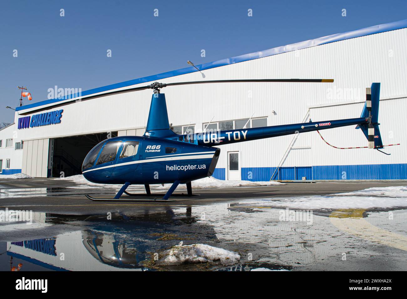 Challenge Aero L'hélicoptère Robinson R66 turbine de l'Ukraine debout sur le tablier de Kyiv Challenge Aero Heliport près du hangar Banque D'Images